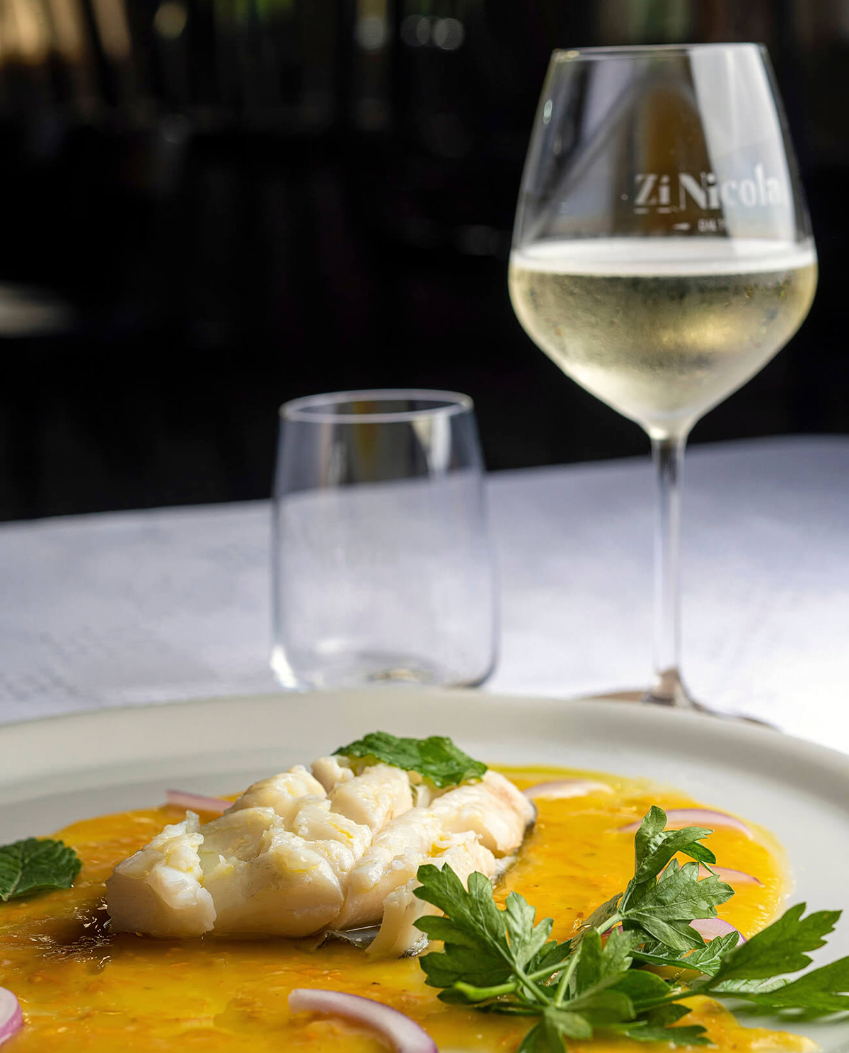 zi-nicola-piatto-pesce-vino-calice